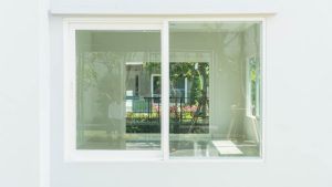 Comparaison des critères essentiels pour choisir une fenêtre PVC design aspect aluminium